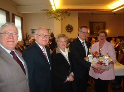 Karola von Zagorski, MdL Volker Jung, Erika Grobbel, Manfred von Zagorski und Ulrich Appelt bei der Übergabe des Geschenks an den Referenten.