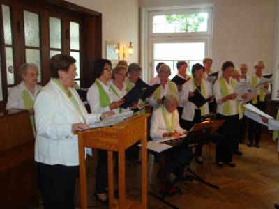 Der Frauensingkreis Bad Lippspringe unter der Leitung von Frau Sophia Hagemeister