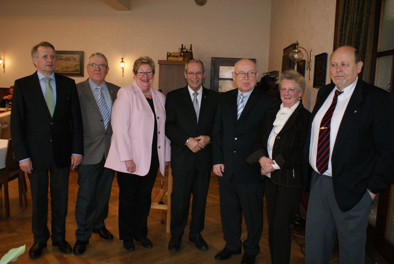 Gute Laune bei der Senioren Union: SU- und CDU-Vorstand mit dem Referenten, Kreisvorsitzender Karl-Heinz Wange (Mitte).