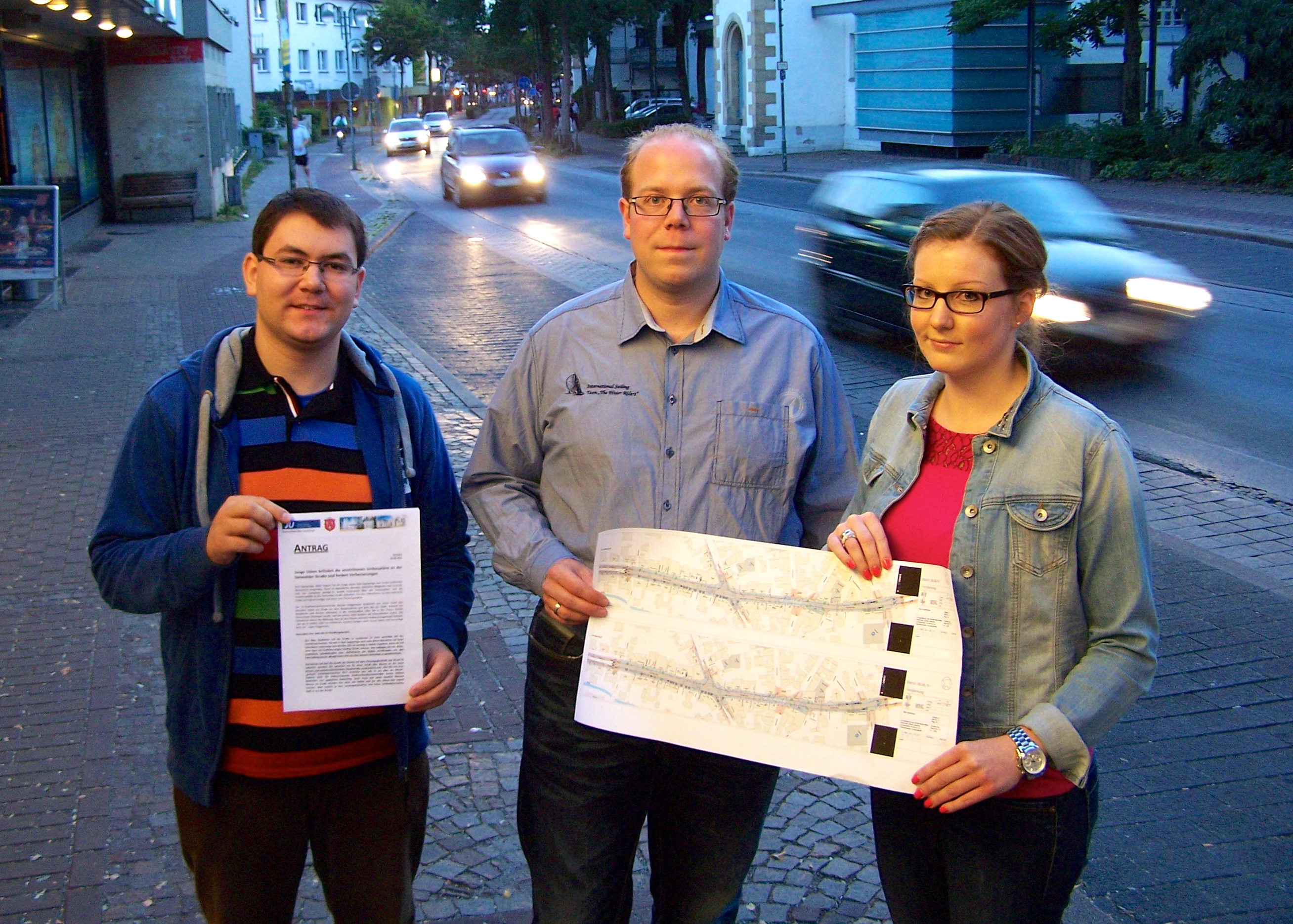 Der geschäftsführende Vorstand der JU BL ist gegen die aktuellen Umbaupläne für die Detmolder Straße: Jan Globacev, Stadtverbandsvorsitzender Bastian Heggemann und Louisa Nüthen (von links). Im Hintergrund ein Stück der vorgesehenen Teilstrecke.